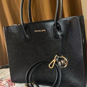 MICHAEL KORS PURSE!! FROM THE SHEILA COLLECTION